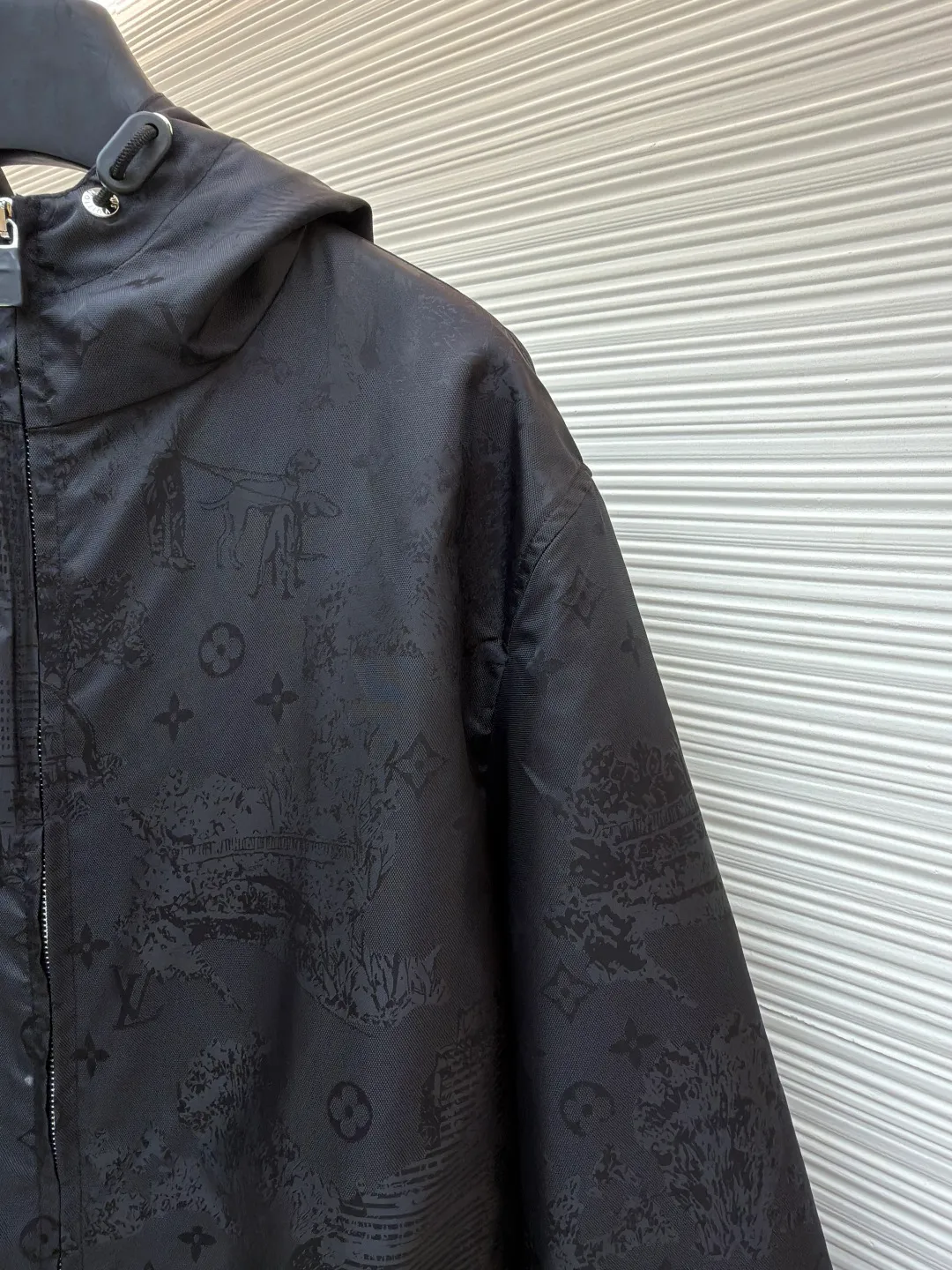 LOUISVUITTON Dog walking dark pattern jacquard jacket ●Authentic product: purchased and developed for 24600 ●Item number: 1680084-B50 ●Fabric: Oxford jacquard fabric ●Technology: jacquard production ●Version: fitted version ●Weight: about 465 grams ●Size: 44-46-48-50 ●Description: Made of 50D nylon Oxford jacquard fabric, the yarn is made of triangular light filament, the Y version is purchased to scan the pattern, and an 85CM large full-width circular pattern is made. The high-speed rapier machine is used to weave the gray fabric, and the front panel + pocket are cut by hand with 2+2 restored flowers. The back panel is cut with positioning flowers, and the large pattern cycle leads to increased fabric consumption. 5# platinum Swiss tooth open tail zipper + hollow letter puller, sheepskin material oil-edged double-hole anti-slip buckle, pig nose button + eyelets + cylinder are made of white copper, barrel-plated brushed pattern light antique silver. The overall wiring is straight and delicate, the fabric is comfortable and soft, and the color is consistent without color difference. It can be matched with the same style to create a fashionable look and control various occasions. Customized accessories, complete with three standards, same style for men and women!